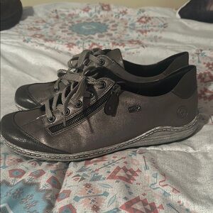 Remonte Metallic Gray Sneakers